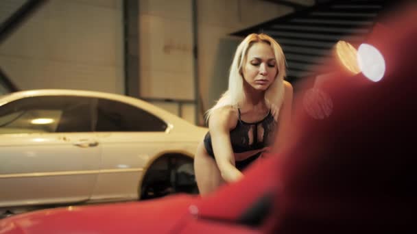 Mujer sexy hacer reparación de coches en el garaje de cerca. Caliente rubia mecánica en lencería 4K — Vídeo de stock