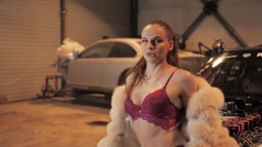 Park yerinde iç çamaşırlarıyla poz veren seksi bir kadın. 4K numaralı garajda seksi bir kız var..