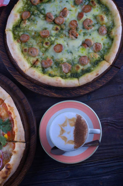 Café y pizza en una mesa de madera — Foto de Stock