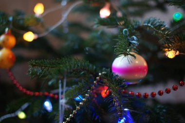 Eski Sovyet Noel süsleri yılbaşı ağacı üzerinde.