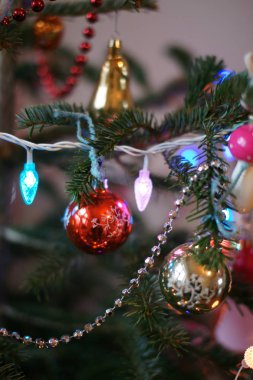 Eski Sovyet Noel süsleri yılbaşı ağacı üzerinde.