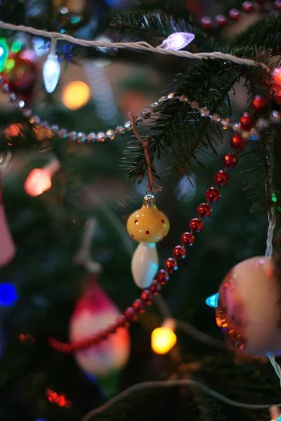 Παλιά Σοβιετική Χριστουγεννιάτικα στολίδια στο δέντρο το νέο έτος. — Φωτογραφία Αρχείου