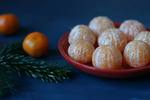 Tangerines sur table en bois bleu — Photo