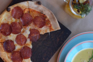 Restoranda masaya sosisli pizza.