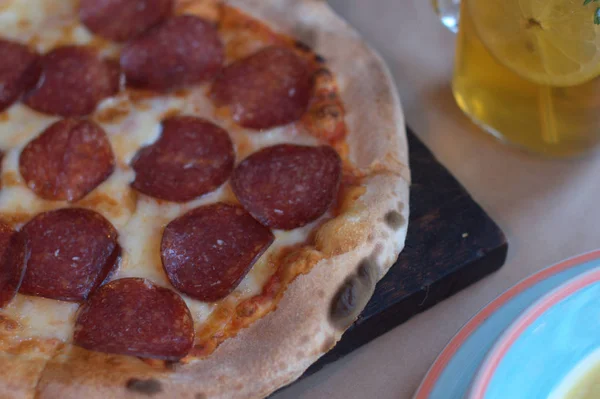 Pizza com salsicha na mesa do restaurante . — Fotografia de Stock