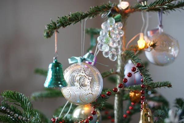 Παλιά Σοβιετική Χριστουγεννιάτικα στολίδια στο δέντρο το νέο έτος. — Φωτογραφία Αρχείου