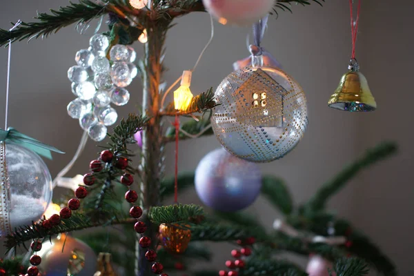 Oude Sovjet-Unie kerstversiering op Nieuwjaar boom. — Stockfoto