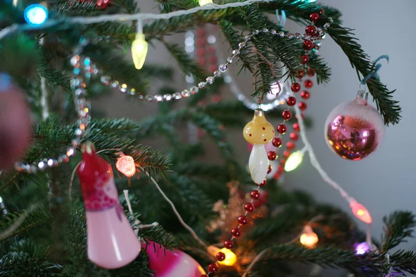 Рождественские украшения на новогодней елке . — стоковое фото