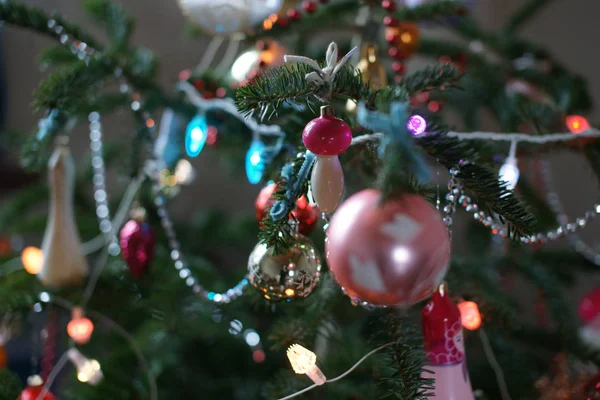 Vieilles décorations soviétiques de Noël sur arbre de Nouvel An . — Photo