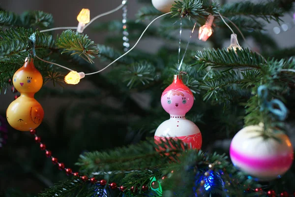 Oude Sovjet-Unie kerstversiering op Nieuwjaar boom. — Stockfoto