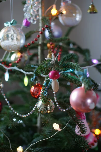 Рождественские украшения на новогодней елке . — стоковое фото