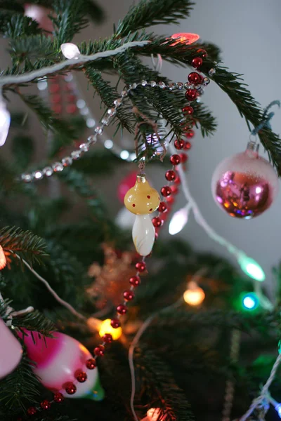 Decorazioni di Natale dei soviet vecchie su albero Di Capodanno . — Foto Stock