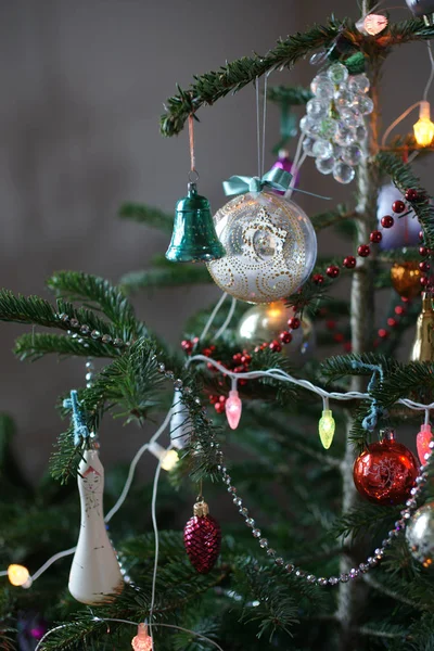 Oude Sovjet-Unie kerstversiering op Nieuwjaar boom. — Stockfoto