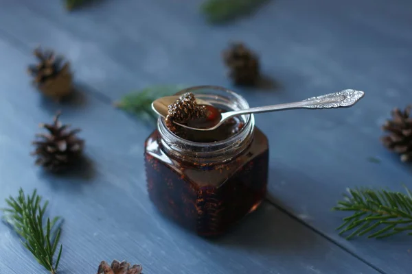 Confiture à base de cônes d'épinette — Photo