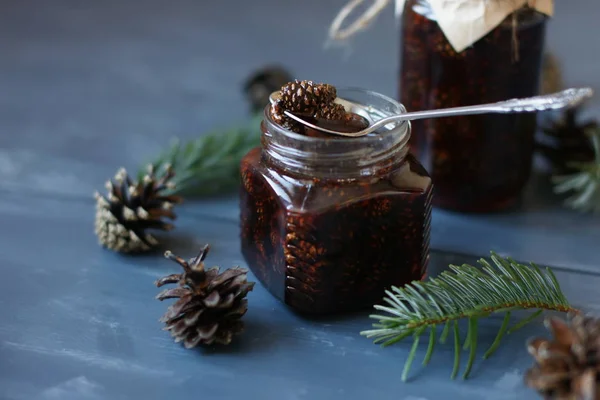 Marmellata di coni di abete rosso — Foto Stock