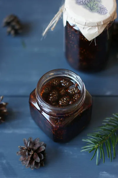 Marmellata di coni di abete rosso — Foto Stock