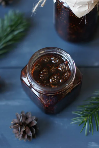 Confiture à base de cônes d'épinette — Photo