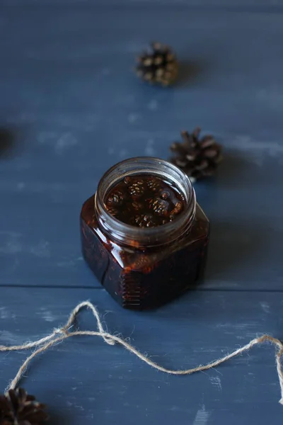 Mermelada de conos de abeto — Foto de Stock