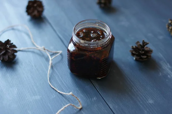 Confiture à base de cônes d'épinette — Photo