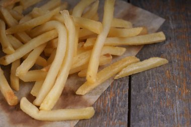 patates kızartması ahşap arka plan üzerinde
