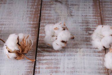  ahşap masa üzerinde beyaz pamuklu