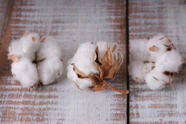  ahşap masa üzerinde beyaz pamuklu