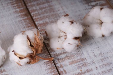  ahşap masa üzerinde beyaz pamuklu