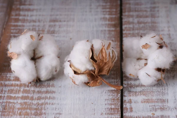  ahşap masa üzerinde beyaz pamuklu