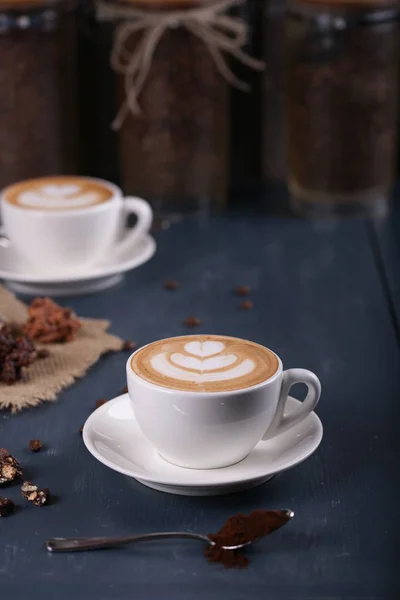 Duas xícaras de café em um fundo azul — Fotografia de Stock