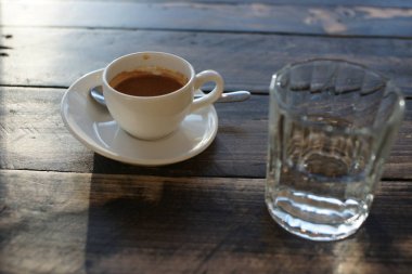 Güneşli bir günde bir masada güçlü kahve