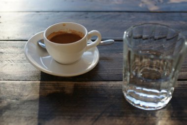 Güneşli bir günde bir masada güçlü kahve