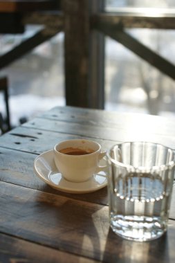 Güneşli bir günde bir masada güçlü kahve