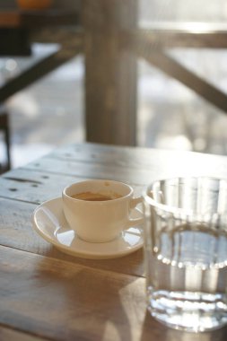 Güneşli bir günde bir masada güçlü kahve