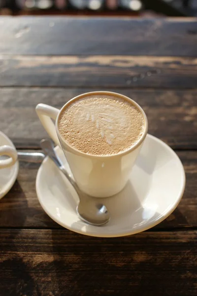 Una taza de capuchino en la mesa en un día soleado — Foto de Stock