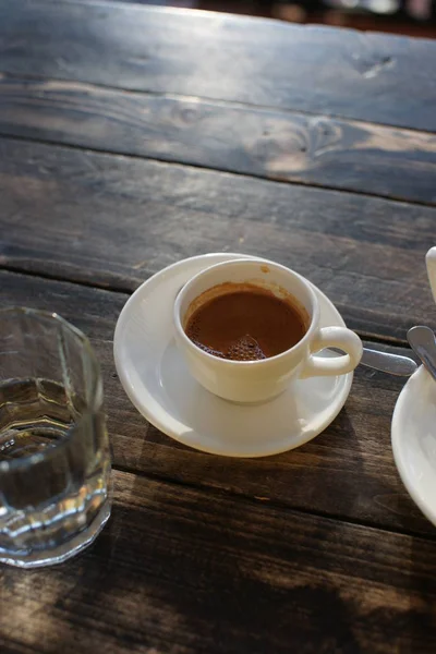Une tasse de café fort sur une table par une journée ensoleillée — Photo