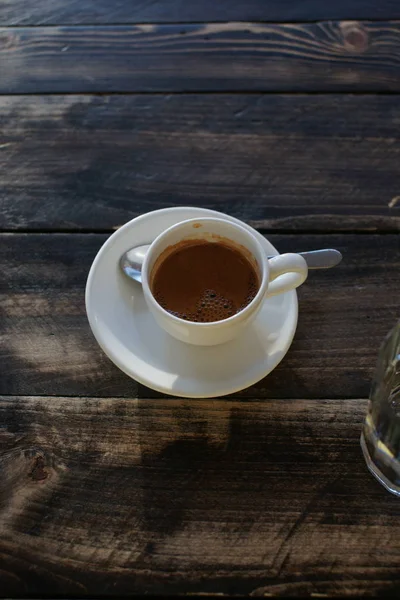 Une tasse de café fort sur une table par une journée ensoleillée — Photo