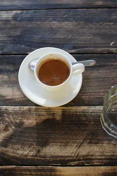 Eine Tasse starken Kaffee auf einem Tisch an einem sonnigen Tag — Stockfoto