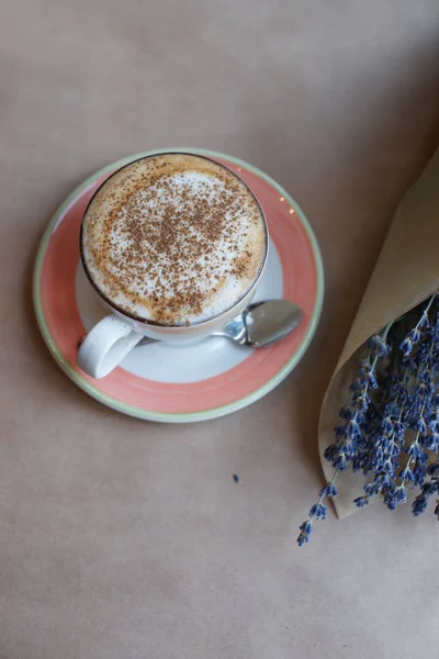 A bouquet of lavender in a craft and a cup of coffee — Stock Photo, Image