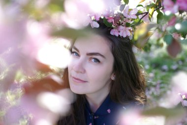 Kadının yanına yeni gelişen ağaç bahar