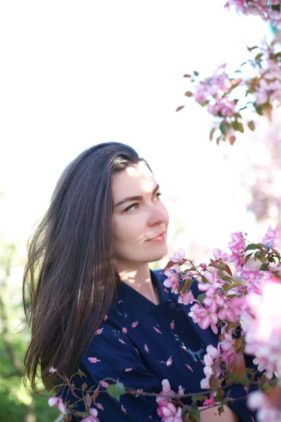 Femme près d'un arbre en fleurs au printemps — Photo