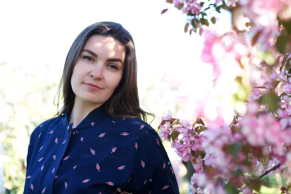 Mujer cerca del árbol en flor en primavera — Foto de Stock