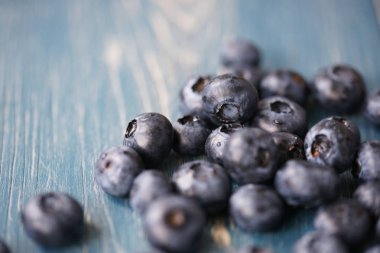 Turkuaz ahşap arka plan üzerinde yaban mersini