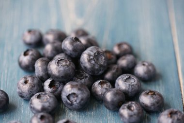 Turkuaz ahşap arka plan üzerinde yaban mersini