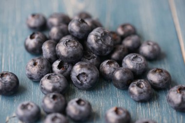 Turkuaz ahşap arka plan üzerinde yaban mersini