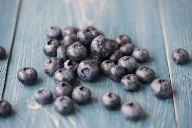 Turkuaz ahşap arka plan üzerinde yaban mersini