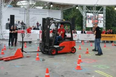Tüm-Rusya yarışmalar Staplercup, forklift turnuva finalinde. Rusya, Moskova, 13 Temmuz 2017 Sokolniki Park.