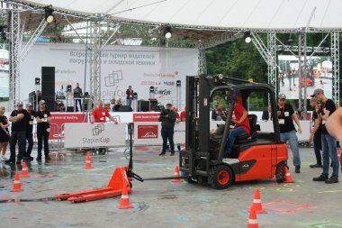 Tüm-Rusya yarışmalar Staplercup, forklift turnuva finalinde. Rusya, Moskova, 13 Temmuz 2017 Sokolniki Park.