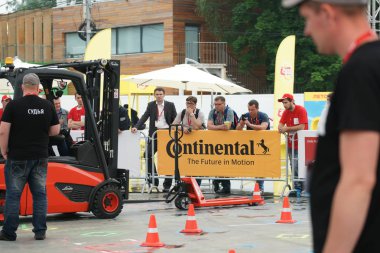 Tüm-Rusya yarışmalar Staplercup, forklift turnuva finalinde. Rusya, Moskova, 13 Temmuz 2017 Sokolniki Park.