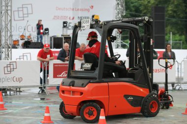 Tüm-Rusya yarışmalar Staplercup, forklift turnuva finalinde. Rusya, Moskova, 13 Temmuz 2017 Sokolniki Park.