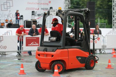 Tüm-Rusya yarışmalar Staplercup, forklift turnuva finalinde. Rusya, Moskova, 13 Temmuz 2017 Sokolniki Park.